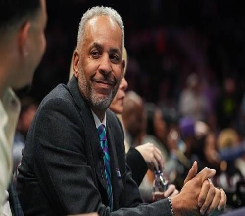 黄蜂为戴尔库里举办球衣退役仪式，库里兄弟到场支持