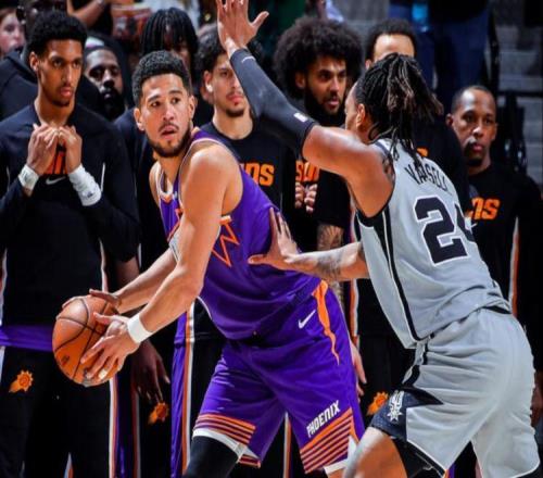 马刺逆转！文班34+12完成绝杀，布克22+5火箭弃将7中1，新秀犯错