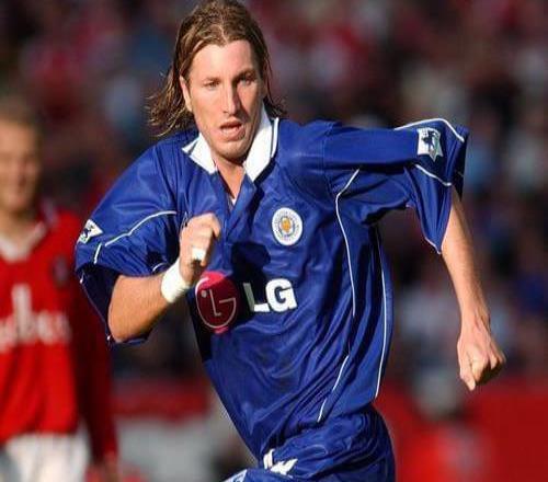 19岁被曼联放弃的恶汉，被鲁尼拳打，被C罗吐口水，首次执教夺冠