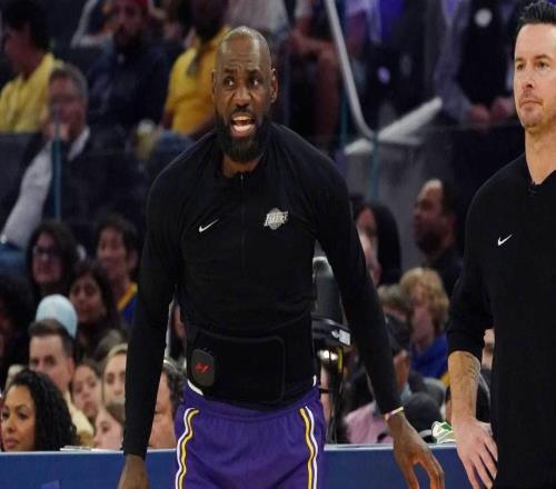 詹姆斯在雷迪克“失败者”的玩笑后，开玩笑说湖人队“处境艰难”