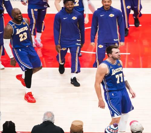 别被8连胜骗了！东契奇背靠背轰100分：湖人背后全是危机