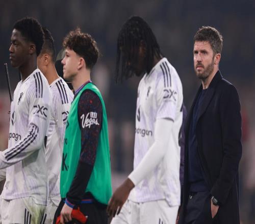 两次遭不利判罚！曼联球迷怒冲英超官推：公开抢劫，主裁该被禁赛