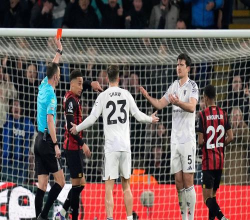 谁能看懂曼联客战伯恩茅斯两个丢球疑似判罚尺度不统一