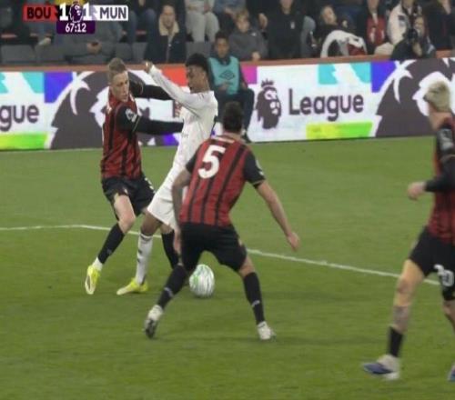 记者：曼联今天将对裁判未判给迪亚洛点球一事提出正式申诉