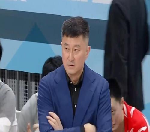 广东被绝杀仅一夜，杜锋独自返粤参加活动！留助教带队备战引热议