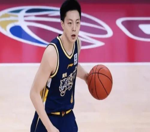 广东5战2胜弊端尽显！2后场核心迷失，小外占球权，防守还出问题