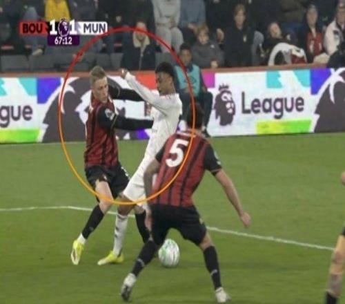 曼联球迷因VAR判罚炸锅：迪亚洛禁区内遭犯规未获点球引发众怒