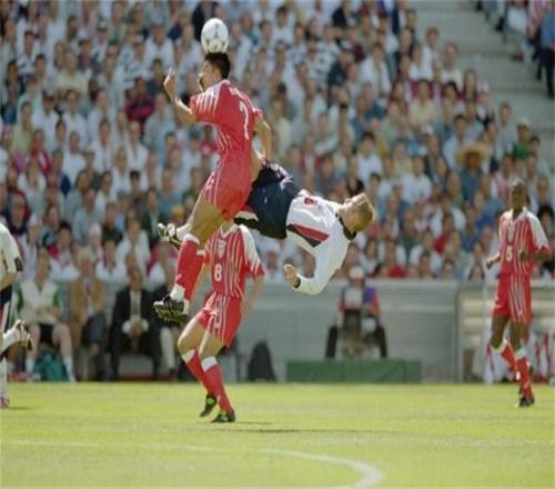 不爱足球的英超名将，耽误英格兰却理直气壮，还跟队友在场上互殴