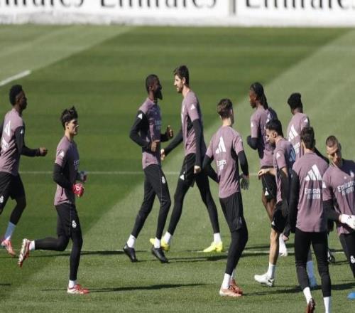 世体：贝林厄姆完成今日皇马合练，他将出战马德里德比