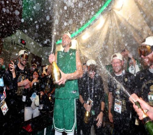 不打了！冠军中锋又躺了，1换2啊，彻底失败，玻璃体质坑惨球队