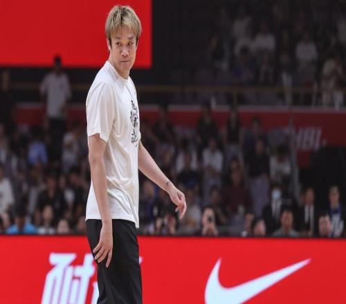 体坛联播十人曼联战平伯恩茅斯，丁彦雨航宣布退役