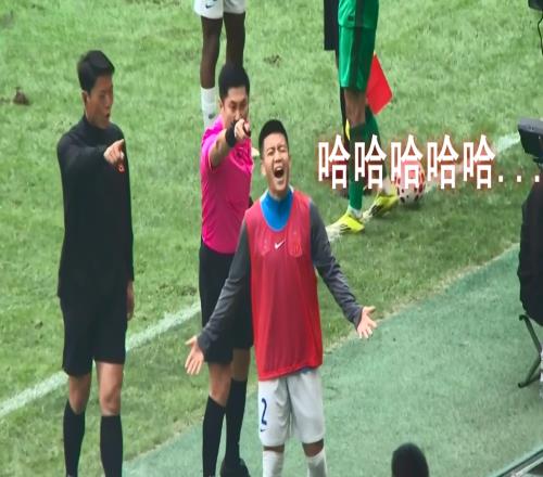敢质疑判罚中超再出名场面：马宁怒指，申花替补王世龙背身狂笑