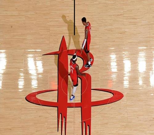 场上效果完全不比杜兰特差！火箭锋线新星最近的状态相当不错