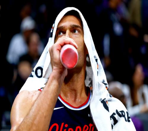 里程碑！18000分+2000帽+1000三分，冠军中锋，历史独一档啊