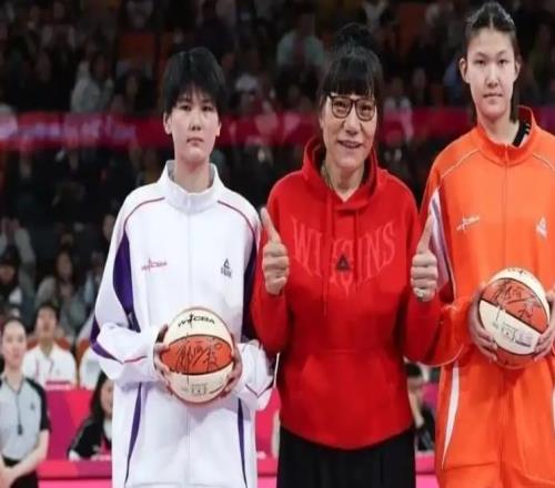 14岁女孩身高2米15！中国女篮冒出一文班亚马：张子宇碰上对手了