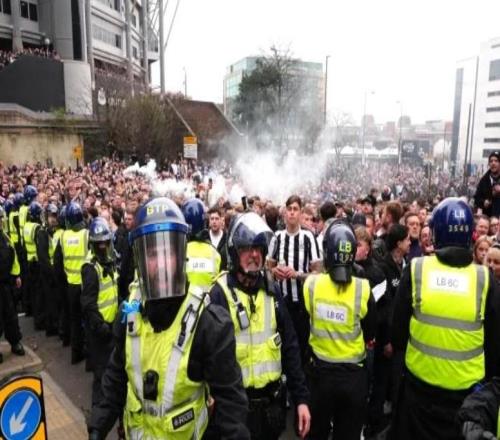 TA：防暴警察介入、客队大巴被砸，纽卡与桑德兰球迷爆发混战