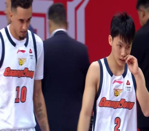 沪粤三番战前！杜锋拒绝跟队，参加活动太离谱，广东队由助教暂代