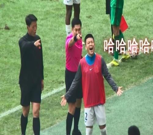 敢质疑判罚中超再出名场面：马宁怒指，申花替补王世龙背身仰笑