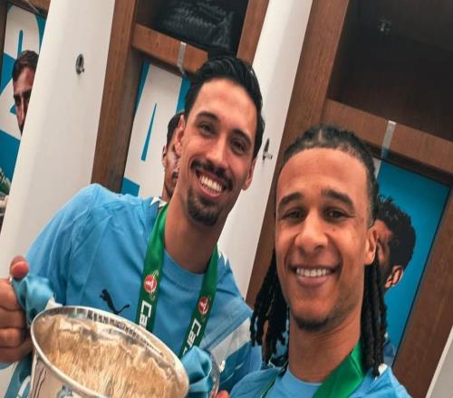 赖因德斯晒与奖杯合照：很自豪在这里赢得曼城生涯首冠