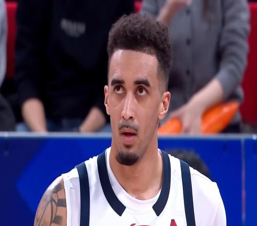 广东半场落后上海10分！大白边10+18打爆宏远内线，崔永熙8分