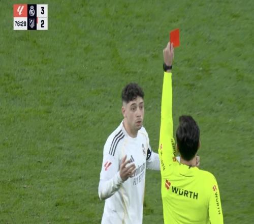 巧合，皇马西甲对阵马竞上一次有皇马球员被罚下也是32获胜