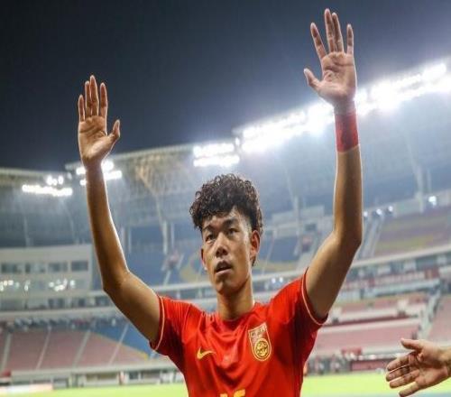 记者：何小珂参加苏超的消息不属实，近期他将回归青岛西海岸