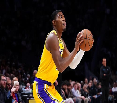 存在感越来越低了！湖人锋线大将在场上的效果也是越来越差了