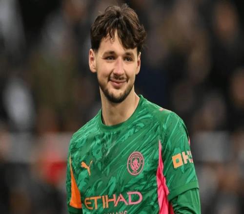 开场3连扑！曼城年轻门神率队拿赛季首冠赛后坦承这一年很艰难