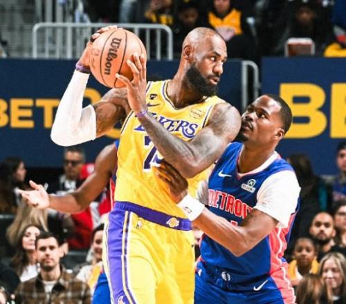 出手数不多，詹姆斯10中4取12分9板10助&上半场0分，正负值8