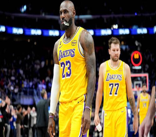 詹姆斯谈最后失误：试图越过多人传给东契奇！我的手指伤势无大碍