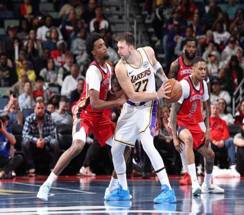 东契奇创NBA历史第1神迹，艾顿创纪录，湖人完胜鹈鹕！里夫斯31+7