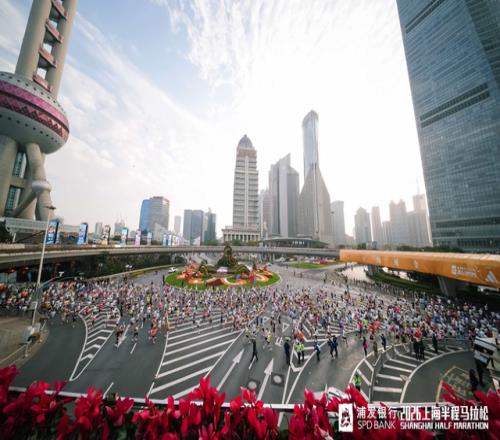 阿迪达斯持续护航上海半程马拉松，全面赋能跑者赛道新突破