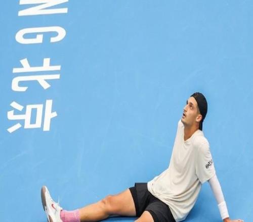 中网男单第二轮：辛纳2-1送蛋击败资格赛选手阿特玛纳，跻身八强