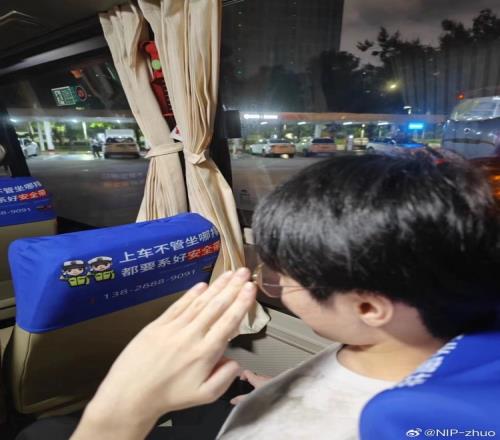 zhuo更新微博：回深圳第一件事！系好安全带！