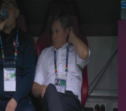 中国球迷老熟人！塞尔维亚01落后，主帅斯托伊科维奇替补席挠头