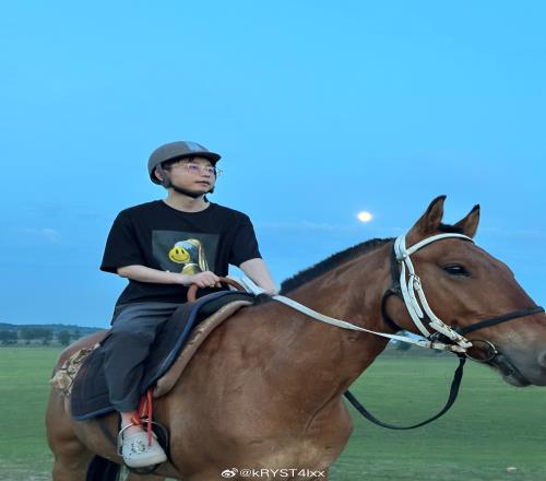 这小孩有马高吗水晶哥晒照：10公里随便骑骑