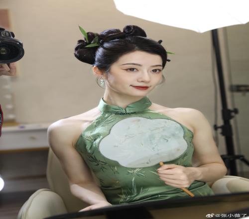 LPL互动女主持人张小薇分享写真：清冷古风旗袍造型