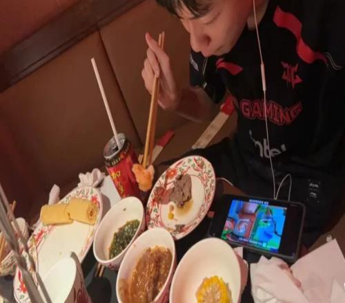 童心未泯JDG上单小将sheer吃饭时用手机观看《熊出没》