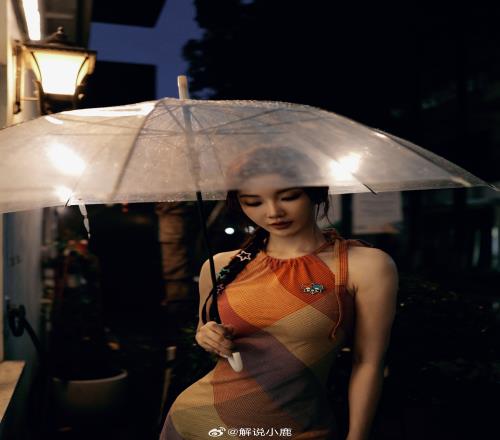 KPL美女解说小鹿晒照：在雨夜，在雨中