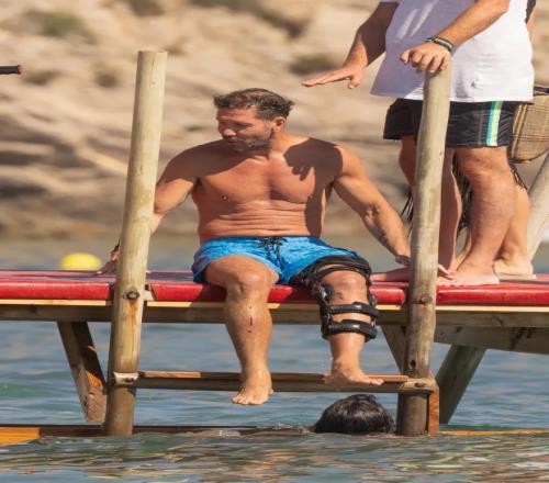 太阳报：西蒙尼被拍到戴着护膝在伊维萨岛度假