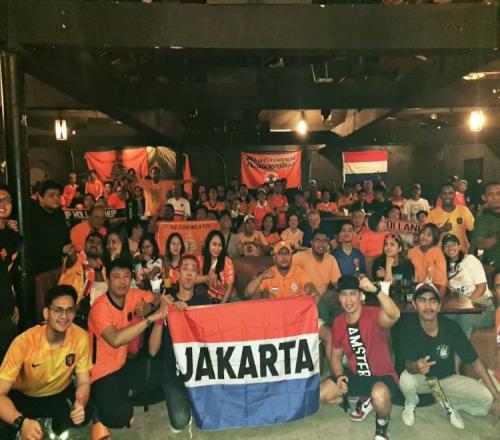 场外丨印尼雅加达球迷庆祝荷兰队胜利