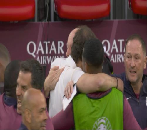 逃出生天！索斯盖特与教练组拥抱，英格兰球员疯狂庆祝