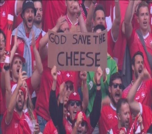 瑞士球迷高举改写英国国歌标语：godsavethecheese