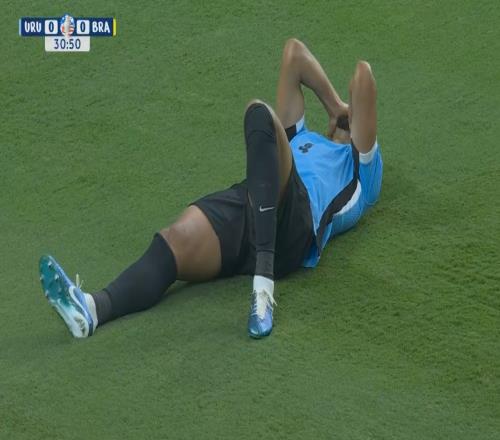 乌拉圭遭重创！阿劳霍上半场第33分钟伤退，痛苦掩面泪洒赛场