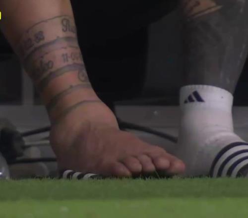帕雷德斯：决赛伤退让梅西非常难过，他的脚踝肿得球鞋都快穿不了