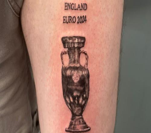 改改还能用！英格兰球迷纹身2024欧洲杯冠军，赛后称能改成2028