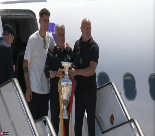 凯旋！西班牙队飞抵马德里，西班牙足协主席捧着德劳内杯走下飞机
