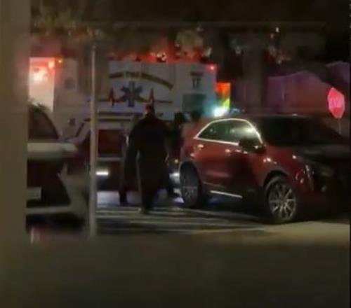 TMZ：波波维奇在餐馆内忽然晕倒被担架抬上急救车&没有危及生命
