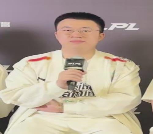 来自大哥的肯定！Xiaohu：Erha今天妮蔻表现挺好的后面继续努力