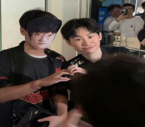 这节目效果谁学的来Doinb与带着Tian面具的粉丝比心合影